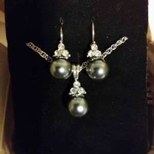 Elegant Black Pearl Necklace and Earring Set